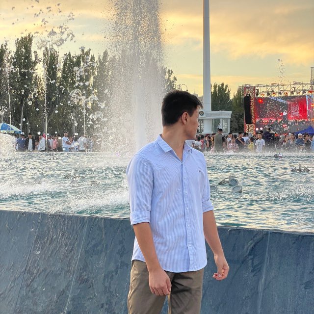 Фото гостей на фоне гостевого дома