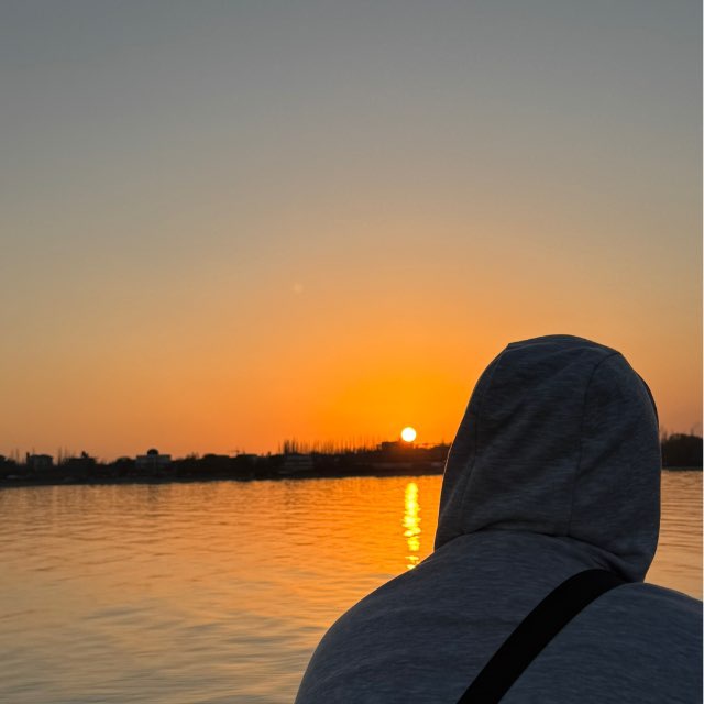 Дети играют во дворе гостевого дома