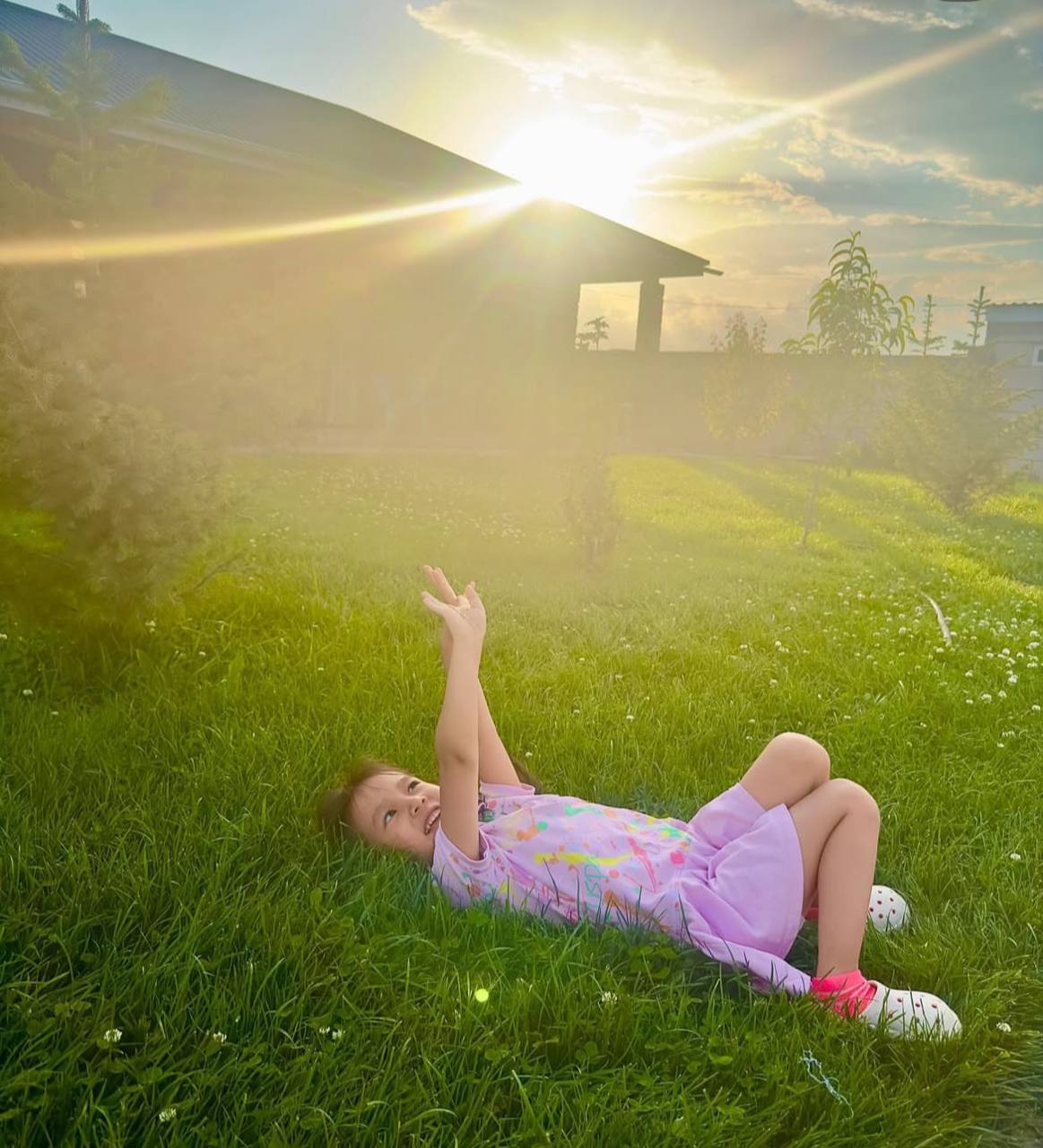 Закрытый двор для безопасного отдыха с детьми