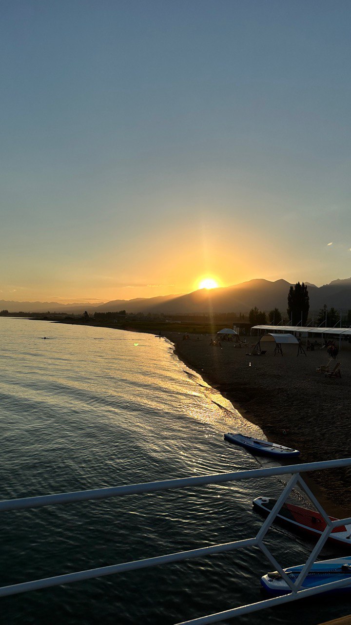 Красивая фотозона с огнями в саду